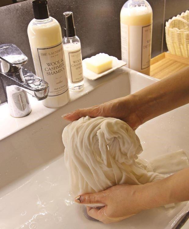 Shampoo de lã e caxemira 32 Lavagens de cedro - 16 fl. oz. The Laundress - Imagem 3