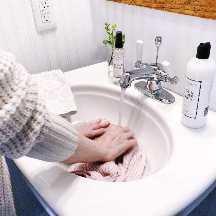 Shampoo de lã e caxemira 32 Lavagens de cedro - 16 fl. oz. The Laundress - Imagem 6