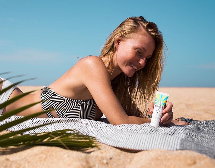 Loção Protetora de Esporte Mineral Largo Spectrum Baunilha de coco 50 SPF - 5 fl. oz. Bare Republic - Imagem 3